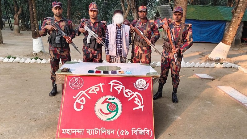 চাঁপাইনবাবগঞ্জ সীমান্তে ৬টি চোরাই ভারতীয় স্মার্ট ফোন সহ চোরাকারবারি আটক